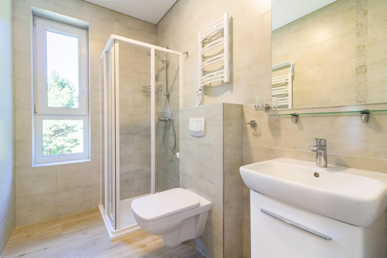 Bathroom 1, Sunny Pines Apartment, Palangos