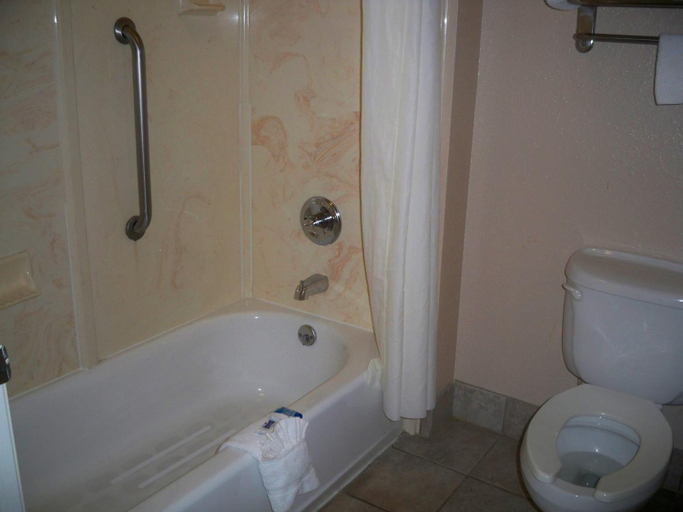 Bathroom 3, Scottish Inn and Suites Beaumont, Jefferson