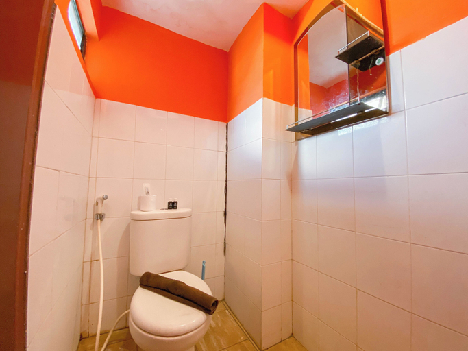 Bathroom 4, Urban 3Br At Apartment Gateway Ahmad Yani Cicadas, Bandung