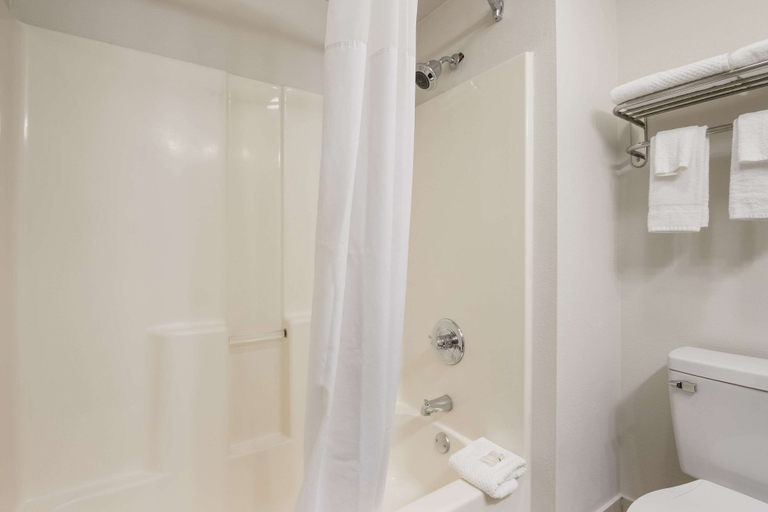 Bathroom 4, Quality Suites Tulsa I-44, Tulsa