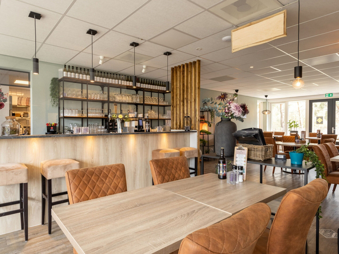 Dining 4, Bungalow in Veluwe With Infrared Sauna, Putten