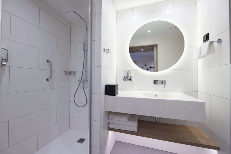 Bathroom 4, Hampton by Hilton Poznań Swarzędz, Poznań