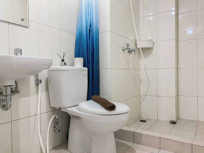 Bathroom 5, Comfy And Well Furnished 2Br Springlake Summarecon Bekasi Apartment, Bekasi