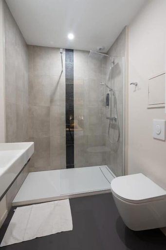 Bathroom 3, Hôtel Le Genève, Puy-de-Dôme