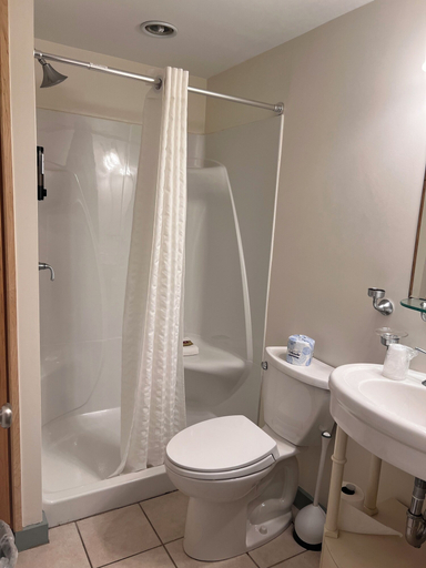 Bathroom 4, Trade Winds on the Bay, Knox