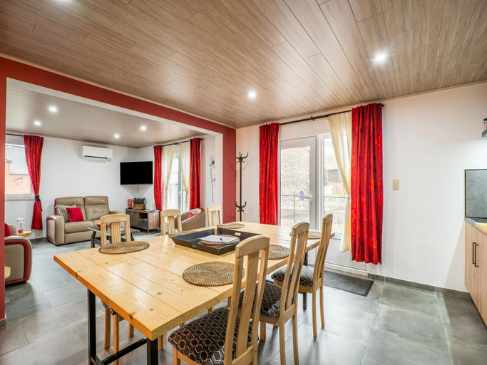 Dining 5, Holiday Home in Wallonie With Garden, Namur
