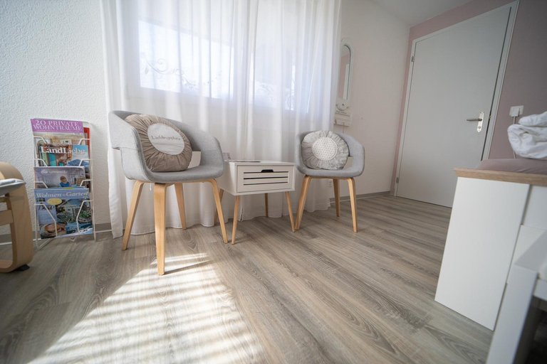Others 4, Studio Living..., Signau