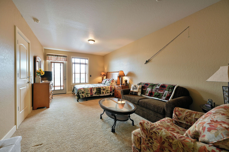 Others 5, Unit 433b Efficiency 1bd/ 1 BA Condo, Barron
