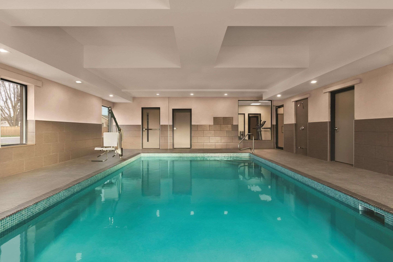 Sport & Beauty 2, Country Inn & Suites by Radisson, Belleville, ON, Hastings