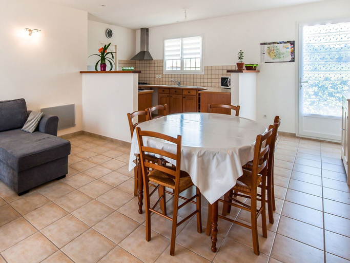 Dining 5, Spacious Holiday Home in Aigues Vives, Hérault