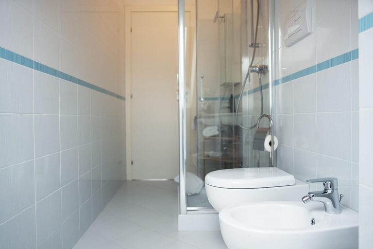 Bathroom 5, Cucci House Lido Riccio, Chieti