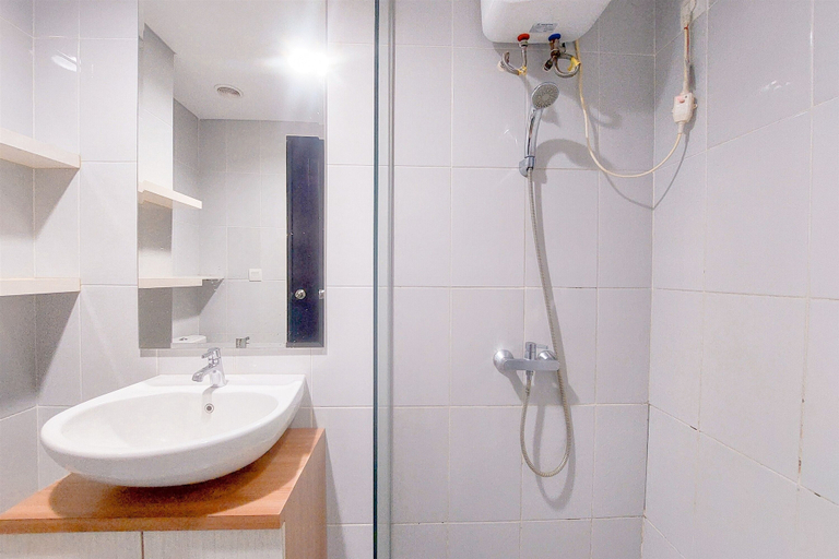 Bathroom 3, Good And Comfy Studio At Casa De Parco Apartment, Tangerang