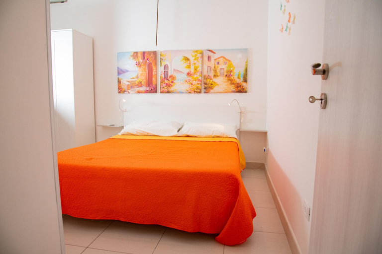 Room 5, Nike Home 200m From Sea, Syracuse