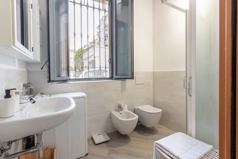 Bathroom, Moderno Loft nel Cortile di un Casale Storico, Milano