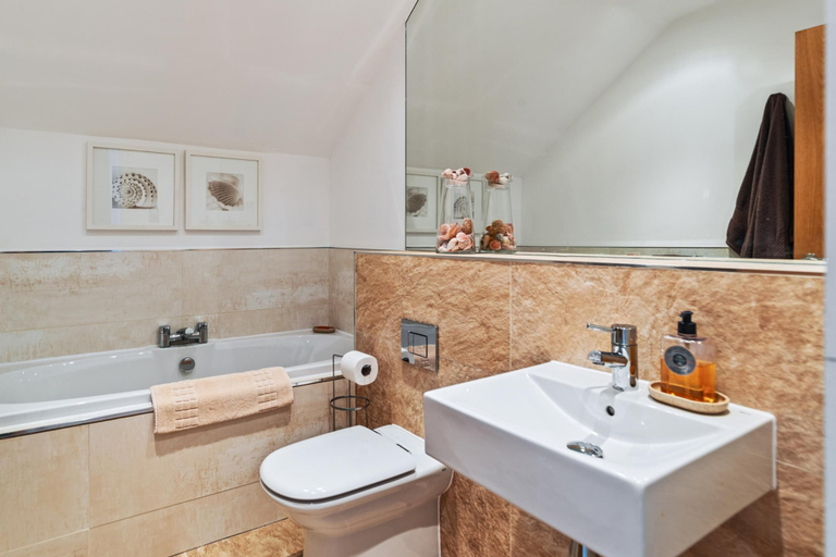 Bathroom, Nash House - Seafront With Parking Close to Town, Pembrokeshire