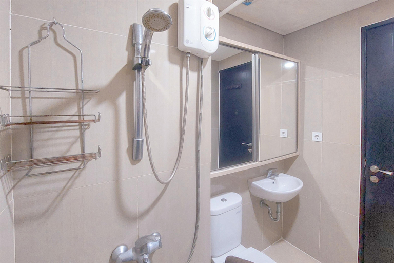 Bathroom 5, Cozy Living Studio at Paramount Skyline Apartment By Travelio, Tangerang