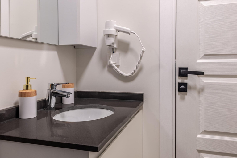Room 2, Sleek Flat 6 min to Istiklal Ave in Beyoglu, Beyoğlu