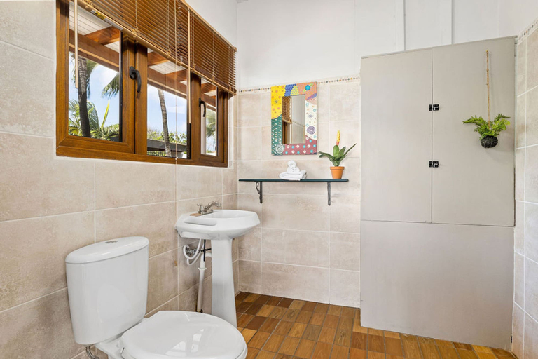 Bathroom 4, Spacious 4BR Villa Private Pool Cozy Location