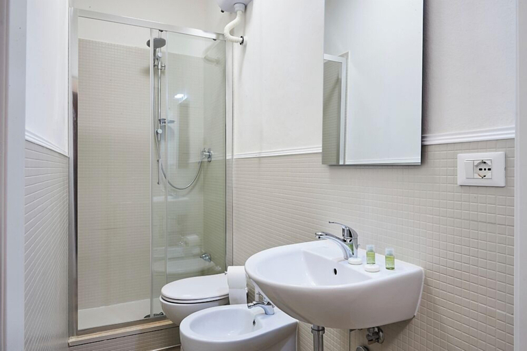 Bathroom 4, El Roy Garden Rooms, Florence