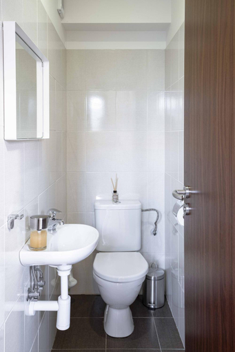 Bathroom 1, 150m² 4BR Duplex Near Metro & Prague Center, Praha 2