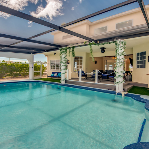 Room 3, Golden Globe - Luxury on the Canal With Pool spa, Lee