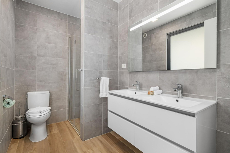 Bathroom 4, Serene Designer Gem Walk to Beach Strip Pool