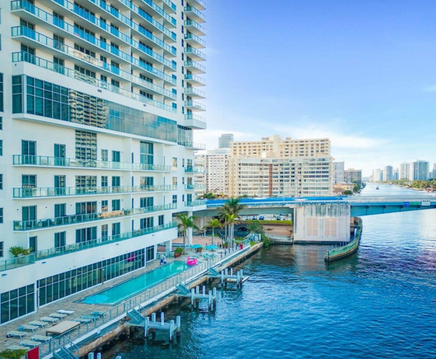 Room 2, Luxury w Stunning View Balcony Amazing Pools, Broward