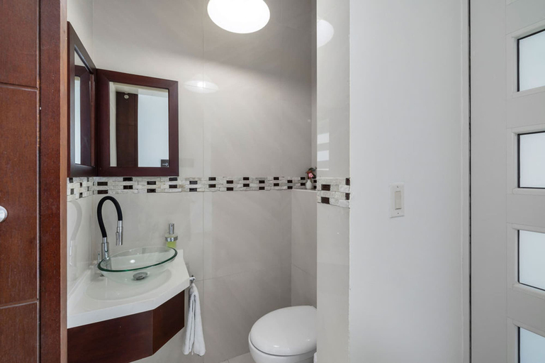 Bathroom 4, Modern Spacious 4br3ba w Pool Close to Beach