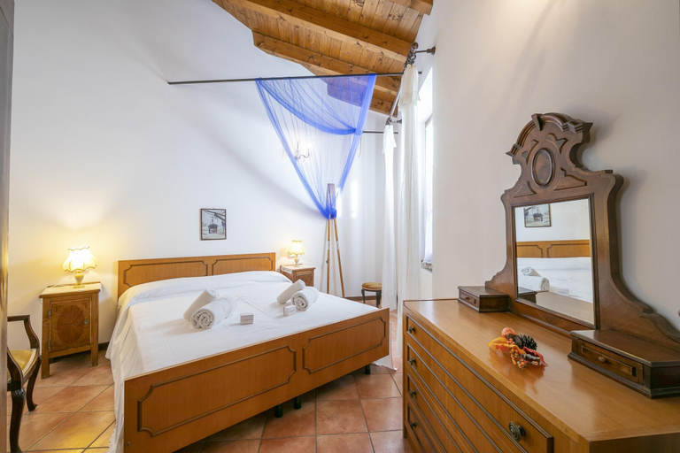 Room 4, Sergio Il Gufo - Navy in Historic Center, Brescia