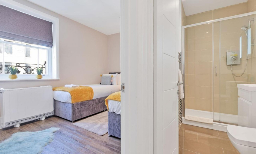 Bathroom 4, City Heights One Bedroom Modern apt 100 Metres From Seafront, Brighton and Hove