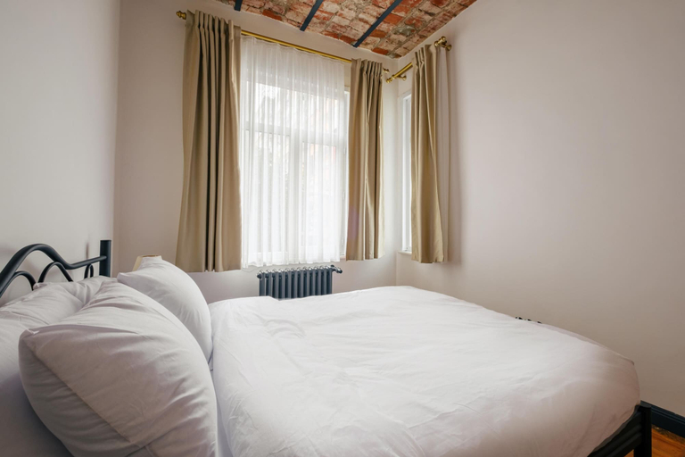 Bedroom 4, Flat With Balcony 8 min to Istiklal Avenue, Beyoğlu