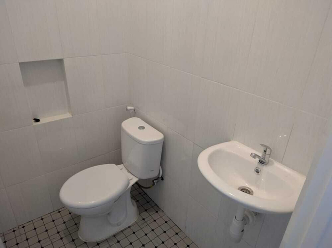 Bathroom, Edelweiss Homestay, Malang