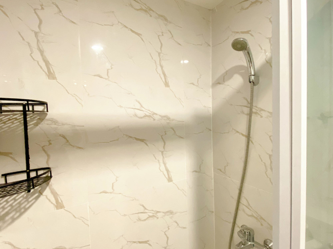 Bathroom 2, Simply Look Studio At Grand Kamala Lagoon Apartment, Bekasi