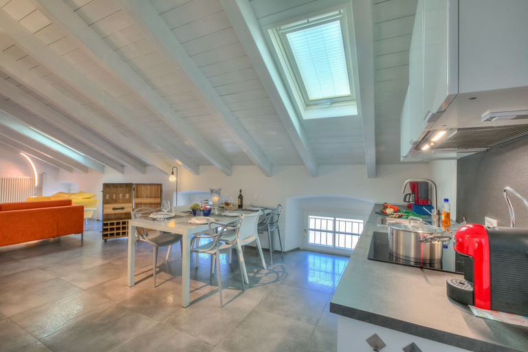 Room 4, Loft Jacuzzi in Riva del Garda, Trento