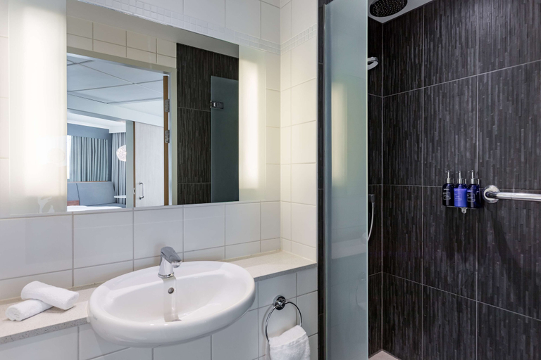 Bathroom 5, Radisson Blu Hotel London Stansted Airport, Essex