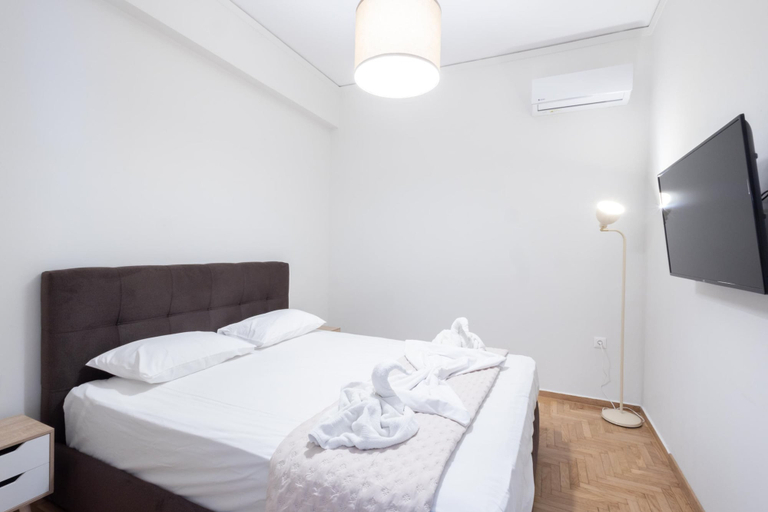 Bedroom 2, Spacious 3-bedroom Dual Apartment in City Centre, Attica