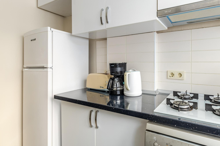 Room 5, Spacious Flat w Balcony 3 min to Bagdat Ave, Kadıköy