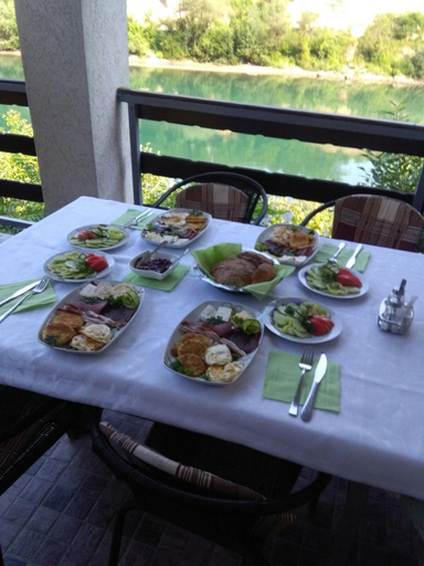 Food & Drinks 5, Prenociste na Drini Foca, Foča