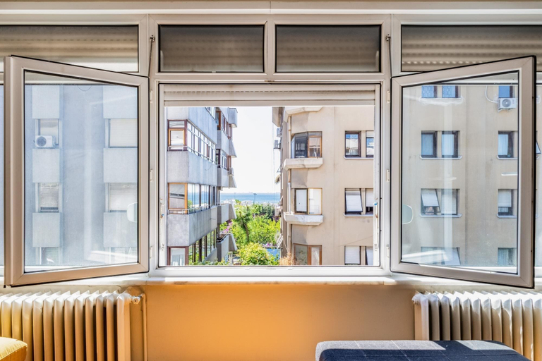 Room 5, Spacious Flat w Balcony 3 min to Kadikoy Square, Kadıköy
