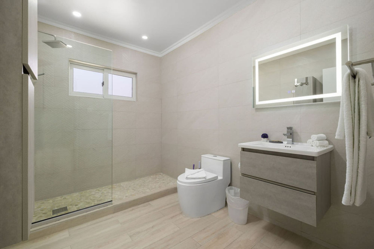 Bathroom 3, High-end Pool Getaway Upscale 5 Location BBQ
