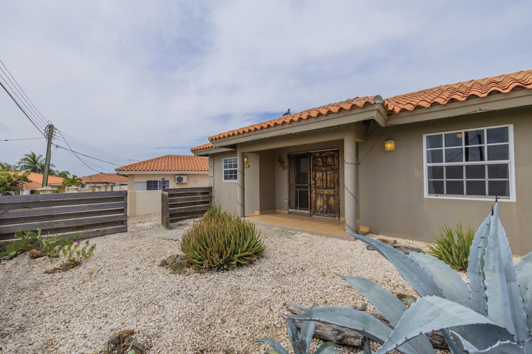 Exterior & Views 2, Quiet Cozy Central 2br1ba w Private Pool BBQ
