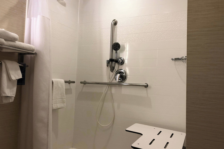 Bathroom 5, Fairfield Inn & Suites by Marriott Alexandria, Rapides