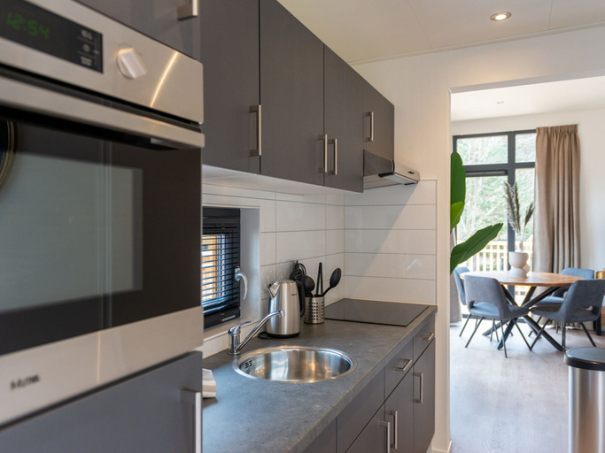 Private kitchen 5, Modern Chalet With Dishwasher, in a Holiday Park, in a Natural Environment, Clervaux