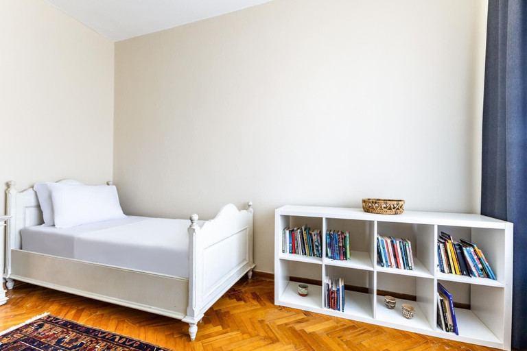 Room 3, Spacious Flat w Balcony 3 min to Kadikoy Square, Kadıköy