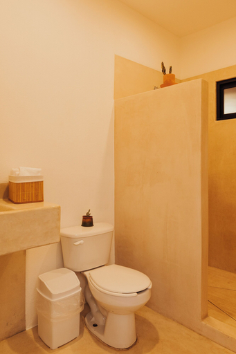 Bathroom 3, Leonoch containers, La Paz