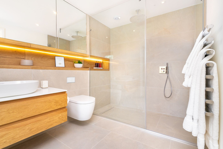 Bathroom 5, 14 Acres, Northamptonshire