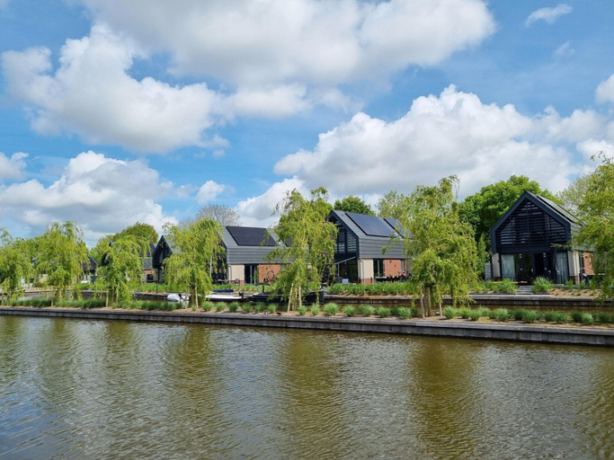 Exterior 3, Waterfront Villa w/ Jetty, Gaasterlân-Sleat