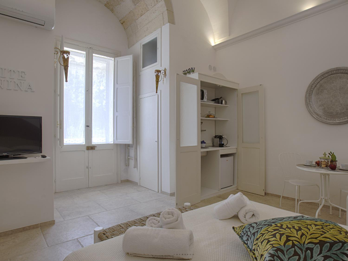Others 5, Suite Nina, Lecce
