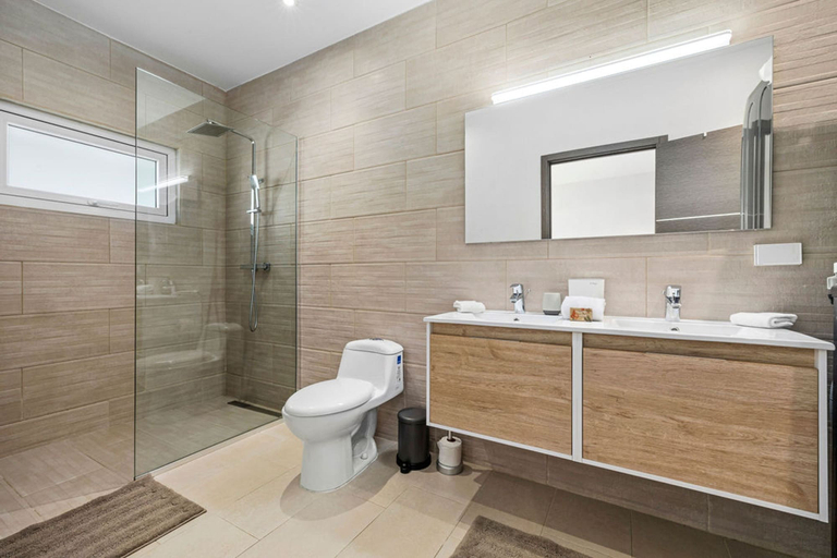 Bathroom 4, NEW Modern 3BR 3BA Private Pool Centrallylocated