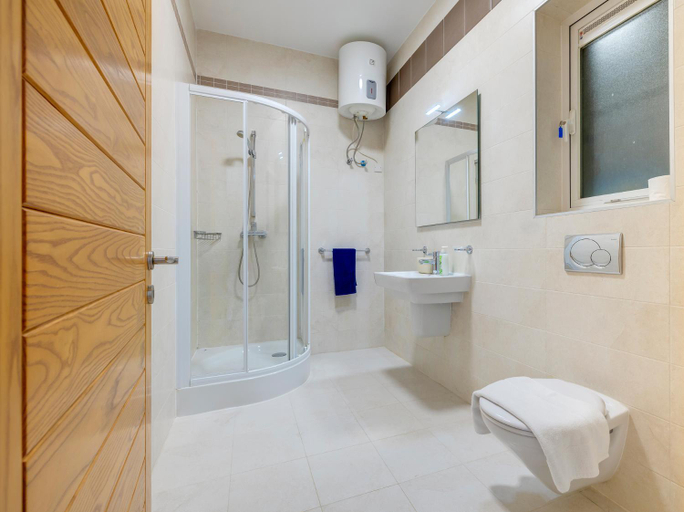 Bathroom 2, Seafront Apartment Sliema